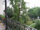 Bencz�r utc�ban 40nm-es lak�s bels� kertes h�zban elad�.